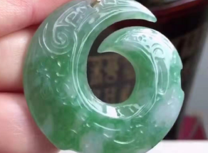 Inheritor of jade carving